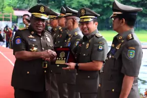 Wali Kota Tangerang Terima Penghargaan Karya Bhakti Peduli Satpol PP 2023