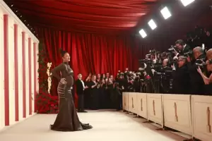 Rihanna Curi Perhatian di Oscar 2023, Pamer Baby Bump dengan Inner Transparan