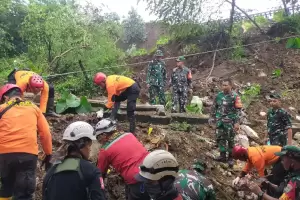 Penampakan Tebing Jalur Rel Kereta Api Longsor di Bogor Menimpa 5 Rumah