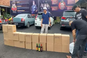 Polisi Gerebek 4 Toko Penjual Miras Tak Berizin di Palmerah
