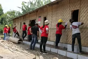 Peduli Gempa Cianjur, Prudential Ajak Staf 10 Negara Bangun Huntara dan MCK