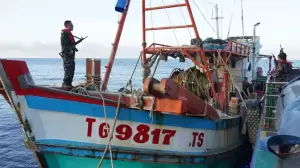 Sempat Terjadi Perlawanan, KKP Tangkap Kapal Ilegal Asal Vietnam di Natuna