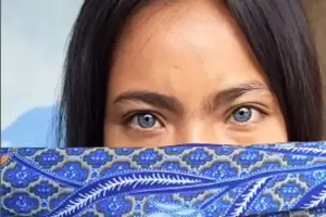 Fotografer Dunia Kepincut Gadis Sunda Bermata Biru, Jadi Obyek Foto Favorit Sepanjang Masa