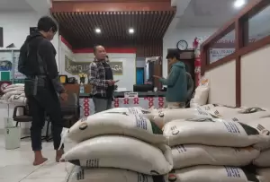 215 Karung Beras Bansos Terendam Banjir di Tangerang