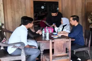 Libur Akhir Pekan, Jokowi dan Keluarga Nikmati Menu Nusantara di Kopi Klotok