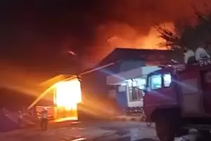 Sudah 13 Jam Kebakaran Pabrik di Cileungsi Bogor Belum juga Padam