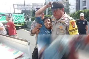 Tabrakan Beruntun Truk di Tol Tomang Kagetkan Polisi yang Amankan Unjuk Rasa