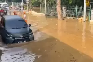 Kali Induk Kramat Jati Meluap, Banjir Rendam Jalan Raya Jakarta Bogor