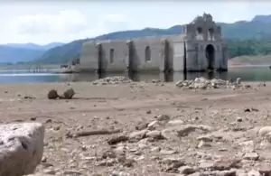 Bangunan Gereja Kuno Muncul dari Waduk yang Mengering
