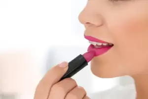 Rekomendasi Warna Lipstik untuk si Kulit Sawo Matang
