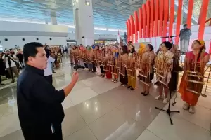 Flash Mob Angklung Bandara Soetta Unjuk Gigi di Depan Erick Thohir