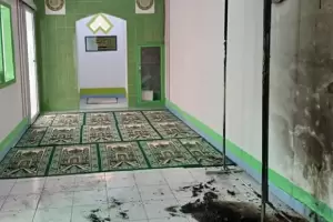 Terusik Nyamuk, Maling Kotak Amal Bakar Karpet Musala di Tebet
