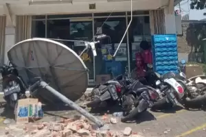 Dihempas Angin Kencang, Parabola Minimarket di Bogor Ambruk Timpa Sejumlah Motor