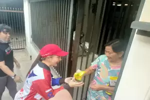Bacaleg Perindo Rere Tati Sri Hardina Blusukan Sosialisasikan KTA Asuransi dan Bagikan 400 Liter Minyak di Depok