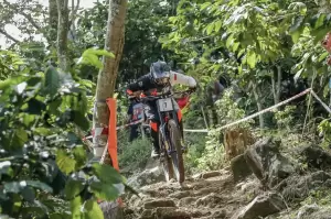 Para Downhiller Terbaik Indonesia Bersaing Taklukkan Ternadi Park di Kudus