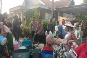 Polsek Bojongsari Distribusikan 8.000 Liter Air Bersih untuk Warga Duren Mekar Depok