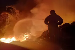 8 Jam Api Berkobar, Kebakaran di TPS Limo Depok Berhasil Dipadamkan