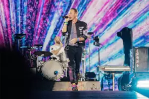 Chris Martin Ucap Assalaamualaikum saat Buka Konser Coldplay di GBK Jakarta