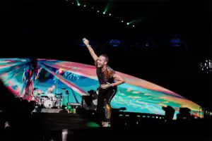 Coldplay Tutup Konser 2 Jam di GBK Jakarta dengan Biutyful, Chris Martin Janji Akan Kembali