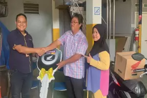 MNC Finance Serahkan Hadiah Motor ke Nasabah di Bekasi