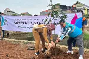 Hijaukan Negeri, PLN Bekasi Tanam Ratusan Bibit Pohon