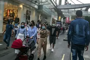 Kasus Covid-19 Melonjak, Warga Malaysia Panic Buying Borong Masker