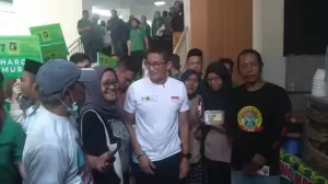 Hadiri Bazar Sembako di Bekasi, Sandiaga Uno: Membantu Masyarakat Kecil