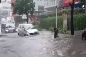 Hujan Deras Guyur Jakarta, Kawasan Ceger hingga Kemang Terendam Banjir
