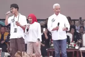 Momen Alam Bersama Ganjar Pranowo dan Siti Atikoh Nyanyikan Rumah Kita di Hajatan Rakyat