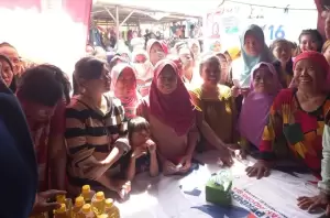 1.000 Liter Minyak Goreng Murah di Bazar Caleg Perindo Ludes Diserbu Emak-emak Tak Sampai 30 Menit