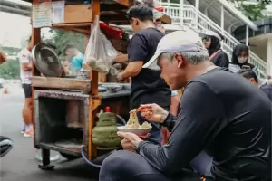 Ganjar Pranowo Makan Mi Ayam Pinggir Jalan Jelang Debat Terakhir, Netizen Auto Ngiler