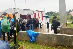 Penampakan Sejumlah Personel Brimob Gelar Pengamanan di TPS 60 Anies Baswedan