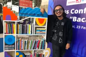 Tingkatkan Literasi Membaca, Seniman Popomangun Hadirkan Instalasi Baca Buku di Stasiun