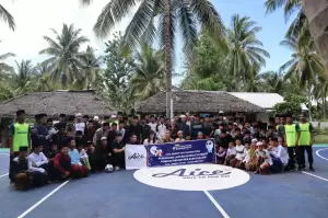 Aice Bangun Lapangan Serbaguna dan Bagikan Alat Sekolah di Lombok