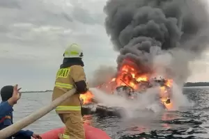 Kapal Pesiar di Kepulauan Seribu Terbakar, 15 Personel Damkar Dikerahkan