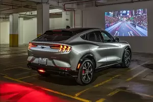 Ford Siapkan Teknologi Proyektor untuk Bermain Game di Mobil