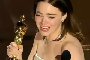 Gaun Emma Stone Melorot di Piala Oscar 2024, Louis Vuitton Dihujat