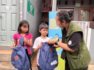 MNC Peduli Bagikan Peralatan Sekolah kepada Anak-Anak di Kebon Sirih