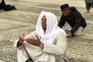 Paul Pogba Nikmati Ramadan di Tanah Suci, Panjatkan Doa di Masjid Nabawi