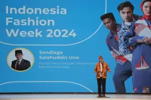 Hadiri IFW 2024, Sandiaga Ajak Masyarakat Beli Batik Betawi