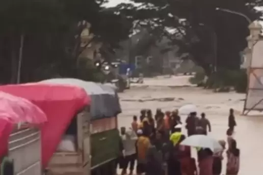 Banjir Bandang Terjang Luwu, Jalur Trans Sulawesi Lumpuh