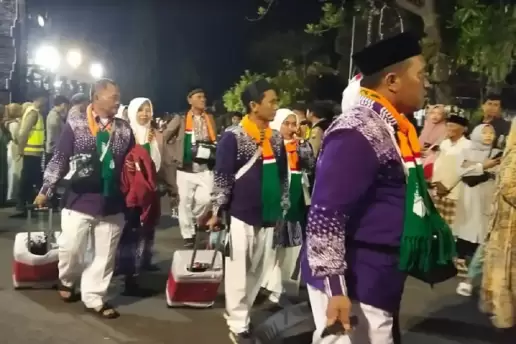 Calon Jemaah Haji dari Bojonegoro Diberangkatkan ke Asrama Haji Sukolilo Surabaya